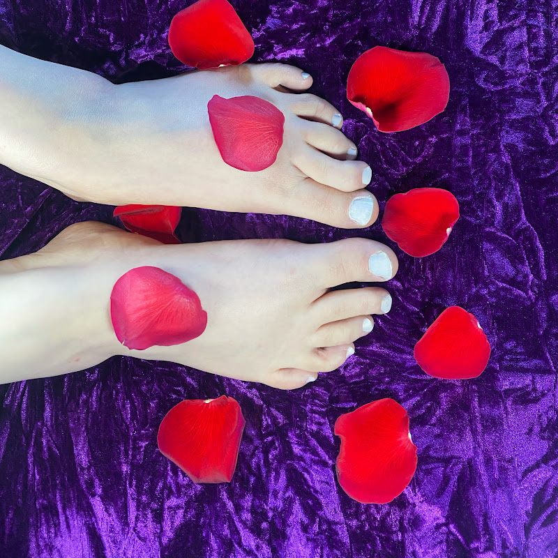 Barefoot Goddess - Bendy Feet & Artistic Poses creator